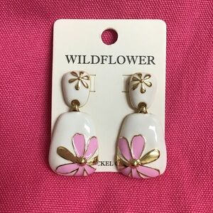 Daisy Enamel Pierced Earrings White Pink Gold Tone Elegant Summer Chic Look NEW